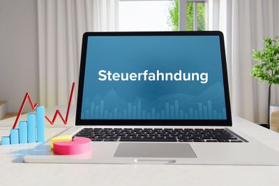 Foto: Aufgeklappter Laptop mit Schriftzug Steuerfahndung